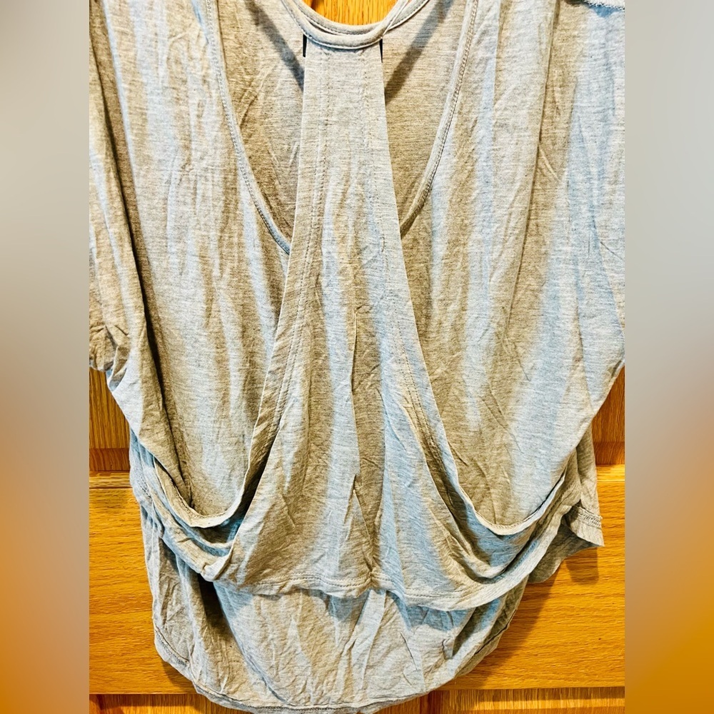 NWOT Small POL Gray Women's Top with Back Cut Outs - Picture 8 of 9